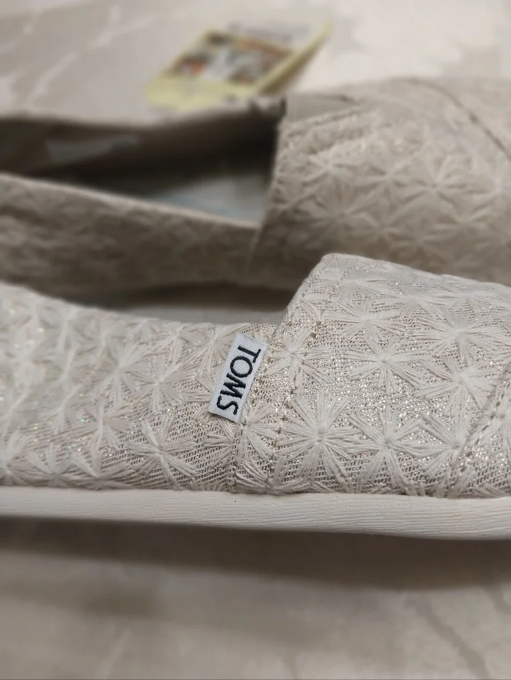 Tom's NWT Women's Natural Daisy Metallic Classic Slip-on Shoes Size 10 M Cream